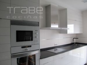 arabigo laminado brillo con electrodomesticos en cristal blanco granito negro mate 01