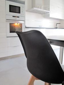 arabigo laminado brillo con electrodomesticos en cristal blanco granito negro mate 03