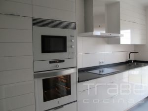 arabigo laminado brillo con electrodomesticos en cristal blanco granito negro mate 04