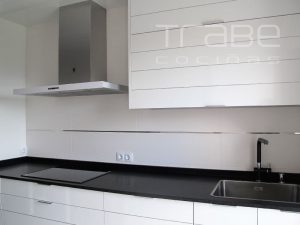 arabigo laminado brillo con electrodomesticos en cristal blanco granito negro mate 06