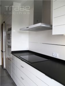 arabigo laminado brillo con electrodomesticos en cristal blanco granito negro mate 07