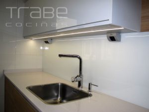 atlantico laminado blanco brillo con roble natura silestone 02