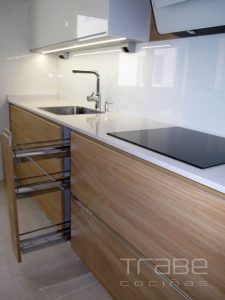 atlantico laminado blanco brillo con roble natura silestone 07