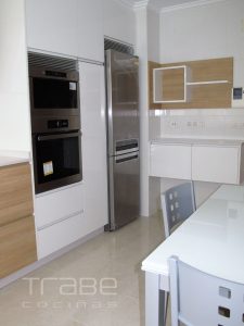 atlantico laminado blanco brillo con roble natura silestone 08